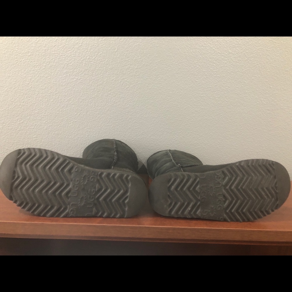 UGGS - Picture 5 of 5